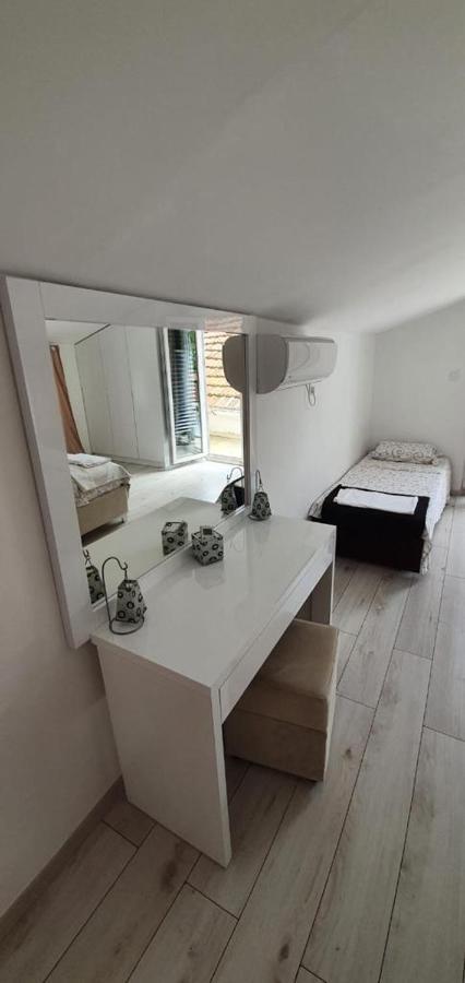 Sea Side Apartment Cattaro Esterno foto
