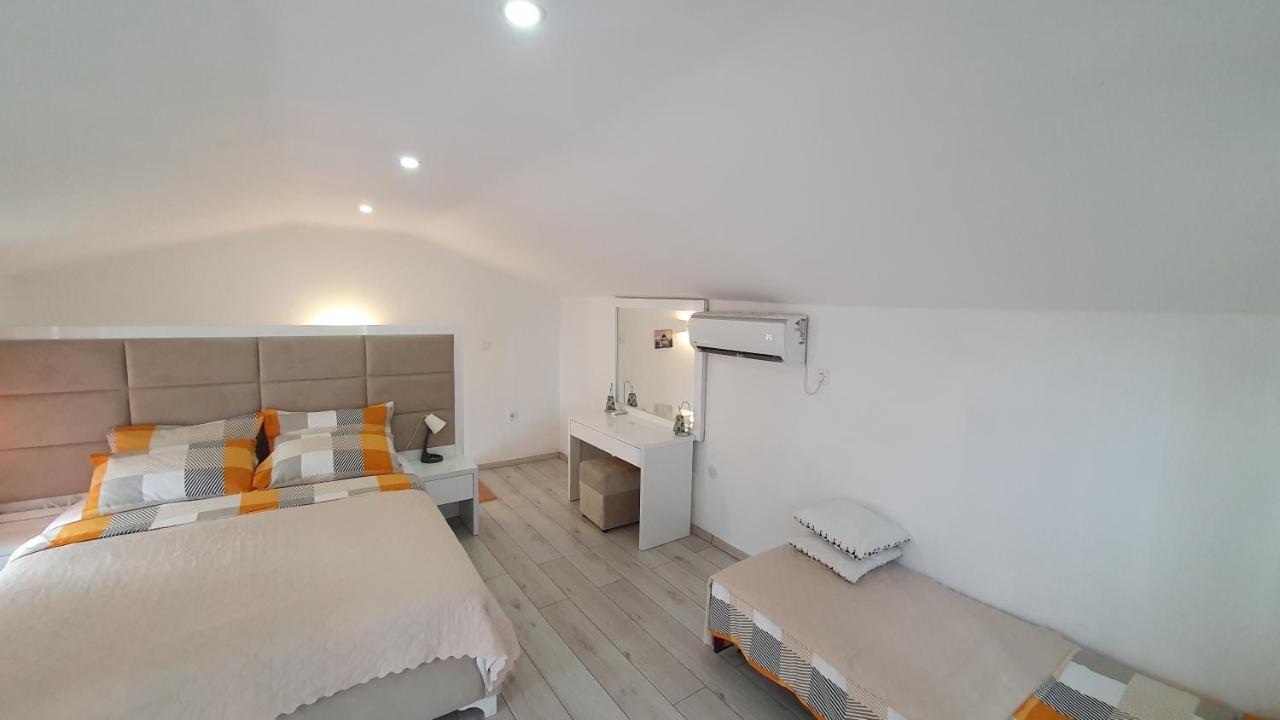 Sea Side Apartment Cattaro Esterno foto